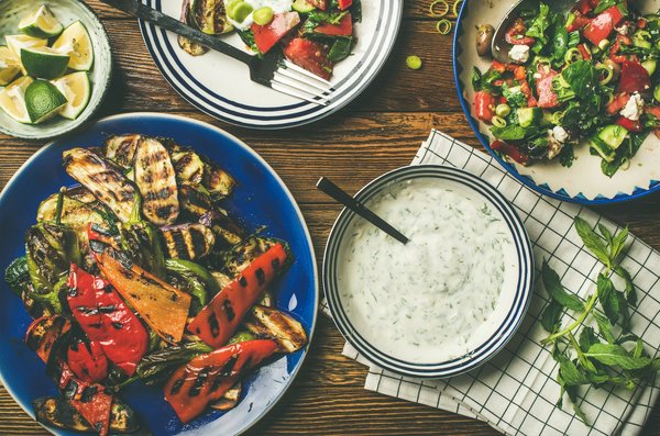 Comment l'adoption d'une alimentation alcaline peut-elle influencer la gestion de l'acidité gastrique et les performances sportives?