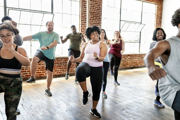 Comment structurer un programme de perte de poids en intégrant des séances de zumba?